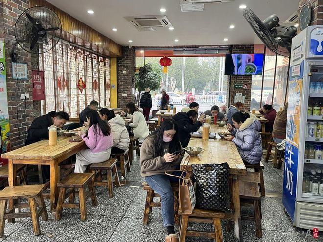 忍不住问：“怎么样不臭吧？”柳州螺狮粉不想以“臭”出圈(图4)